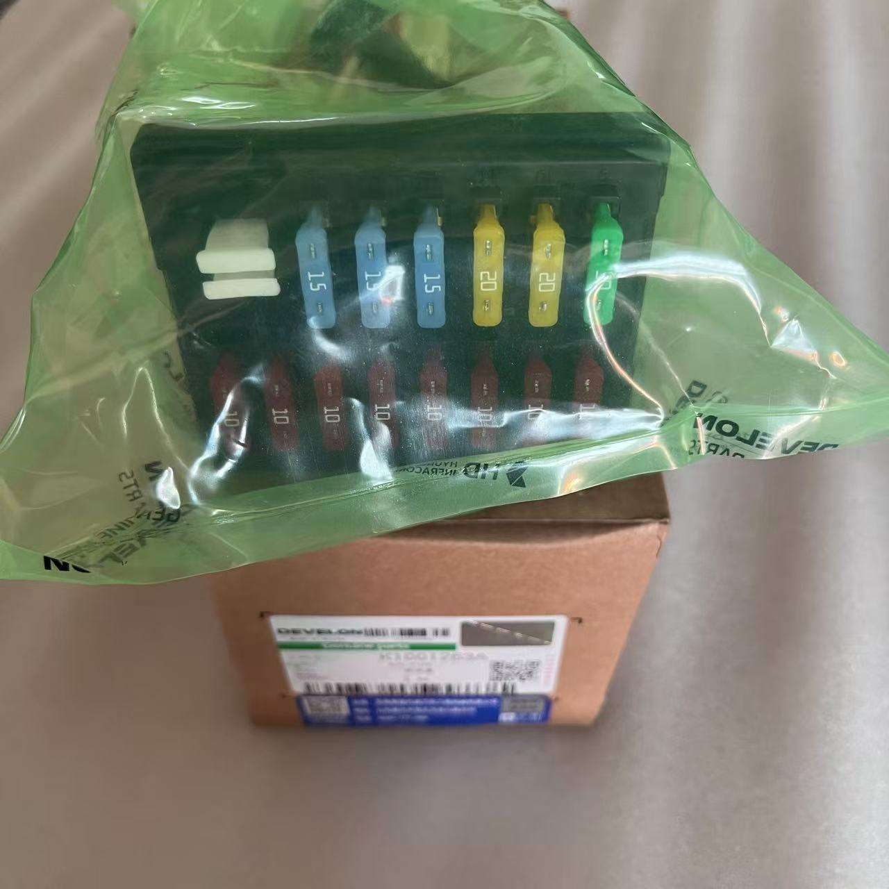 K1001263A BOX,FUSE DOOSAN DEVELON